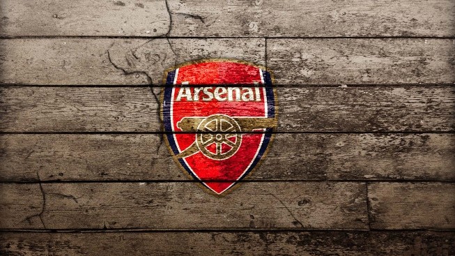 Arsenal Tahta Üzerine Logo