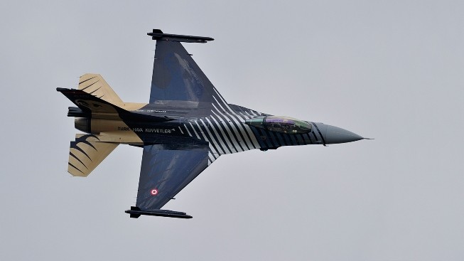 Solo Türk F-16 Gösteri Ekibi Masaüstü Resimi
