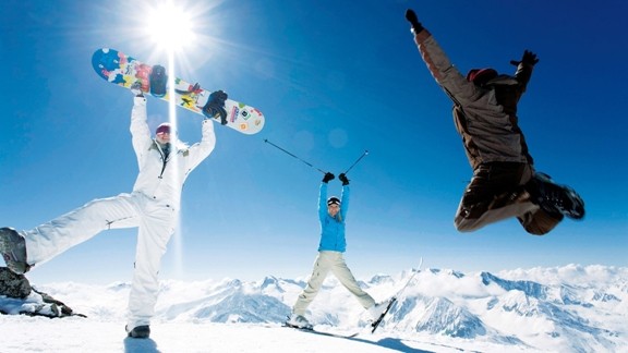 Eğlenen Snowboard ve Kayakçılar