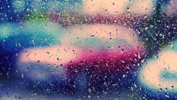 Pencerede Yağmur Damlaları