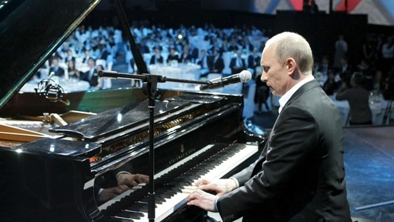 Vladimir Putin Piyano Çalıyor