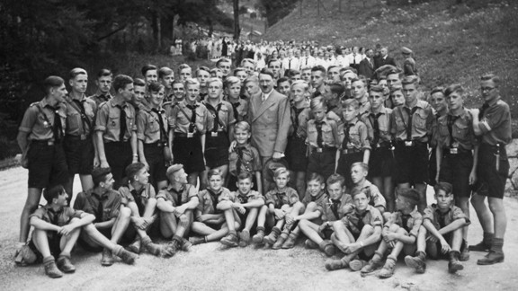 Adolf Hitler ve Öğrenciler