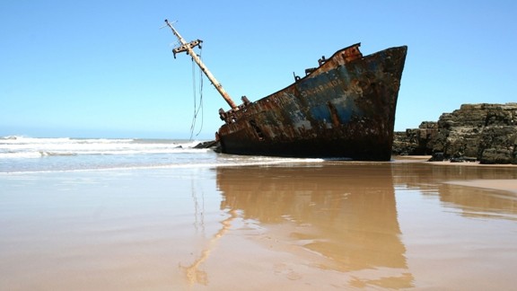 Plajda Eskimiş Gemi