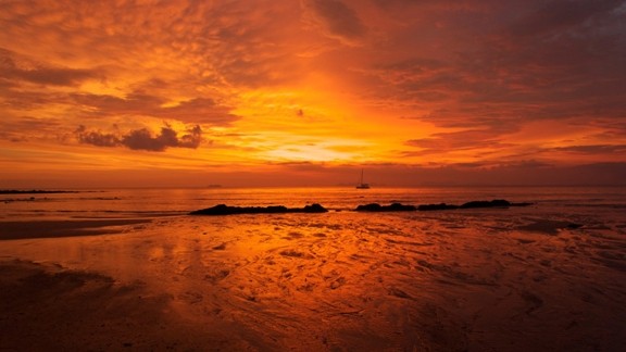 Günbatımı Kızıl Gökyüzü ve Plaj