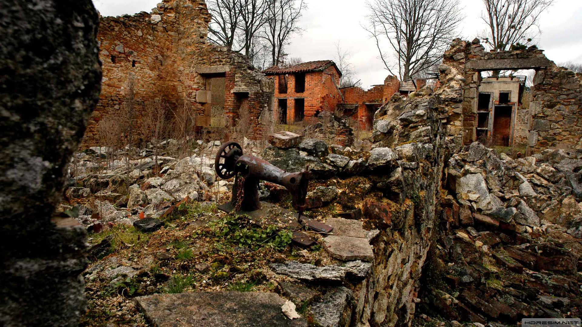 Разрушенный поселок. Орадур-сюр-Глан, Франция. Орадур-сюр-Глан 1944. Орадур-сюр-Глан город призрак. Орадур-сюр-Глан руины.