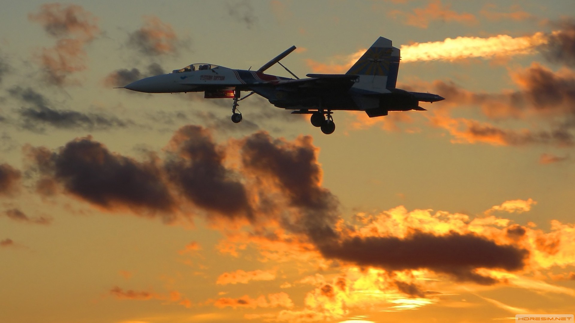 Небо россии самолеты. Су-27 истребитель фото. Sukhoi 27. Истребитель в небе. Истребитель на фоне заката.
