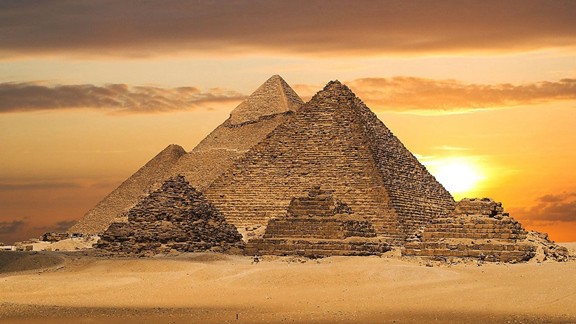 Günbatımı Mısır Piramitleri
